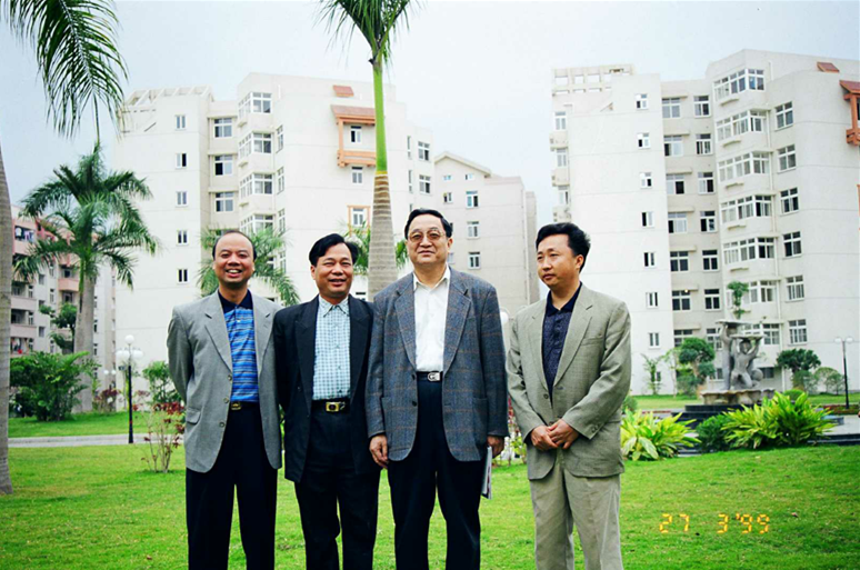 1999年3月俞正聲同志(zhì)視察新興苑小(xiǎo)區