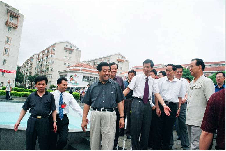 2003年5月賈慶林同志(zhì)視察新興苑小(xiǎo)區