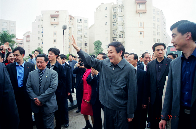 2001年1月朱镕基同志(zhì)視察新興苑小(xiǎo)區