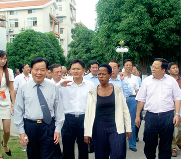 2005年11月聯合國副秘書(shū)長安娜博士參觀新興苑小(xiǎo)區
