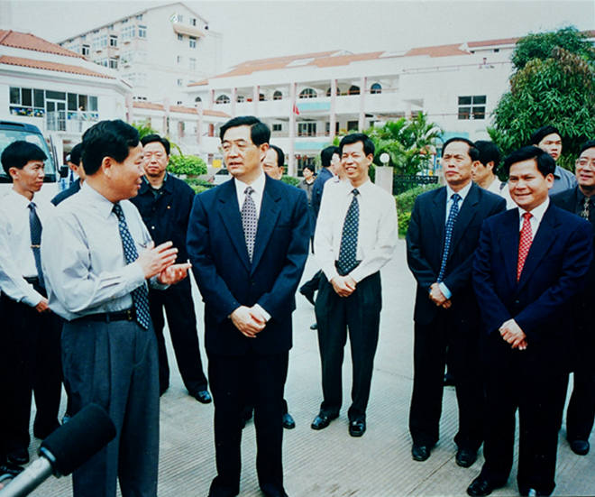 2002年2月胡錦濤同志(zhì)視察新興苑小(xiǎo)區